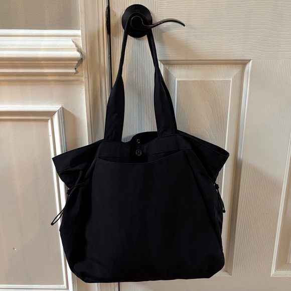black bag patagonia straps Patagonia Black Hole duffels: any way to attach a shoulder strap? :  r/ManyBaggers